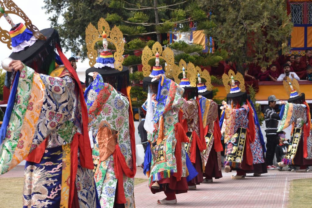 танец Чам в монастыре Тритен