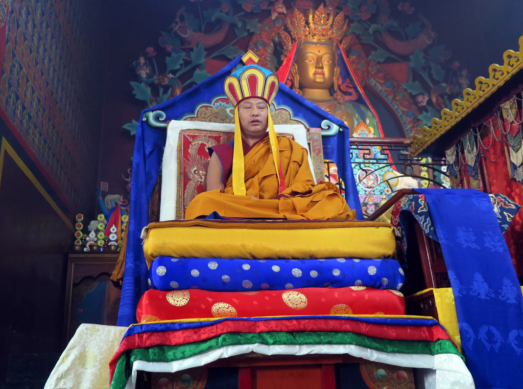 34 Менри Тризин на троне