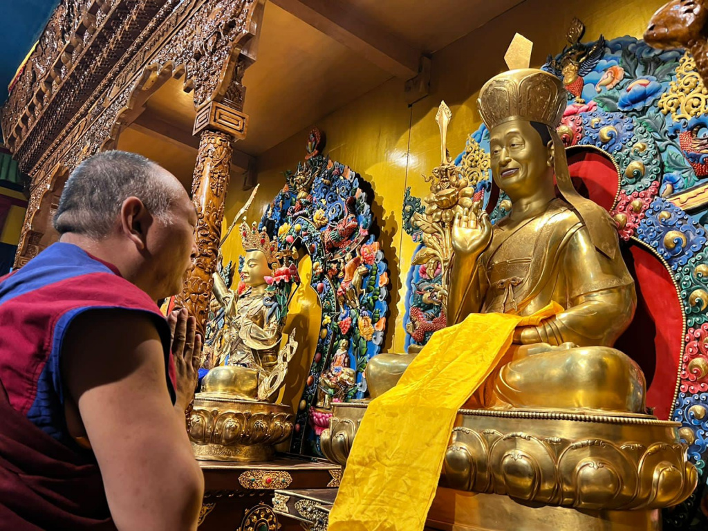 33 Менри Тризин статуя