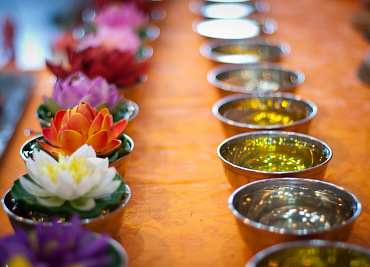 В чем смысл и польза подношений торма?